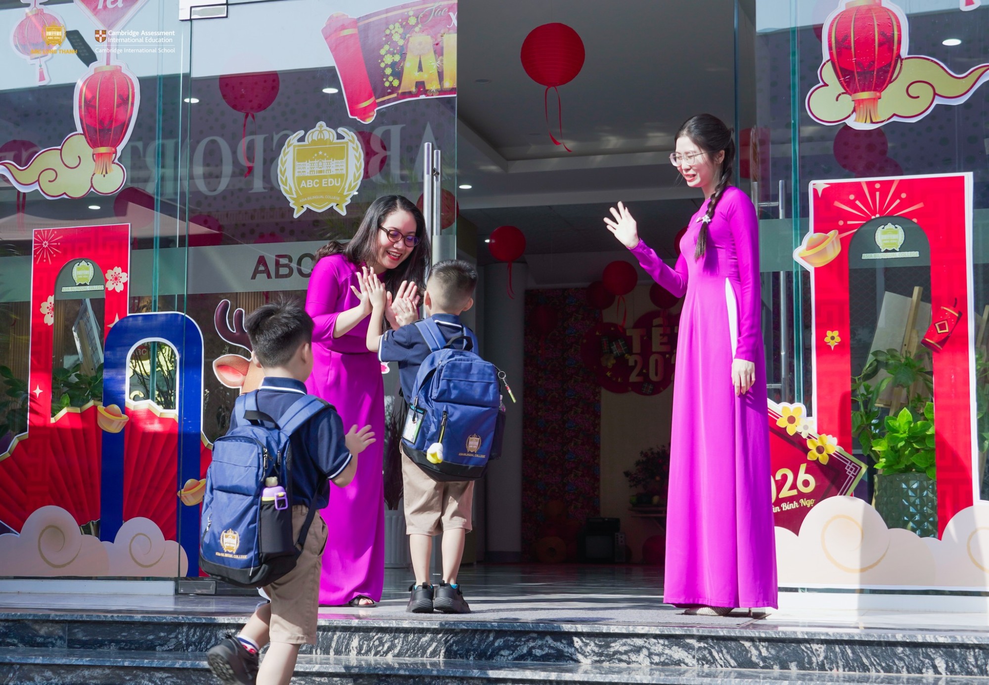 NHỮNG CÁI NẮM TAY AN TÂM MỖI NGÀY TẠI TRƯỜNG Á CHÂU LONG THÀNH