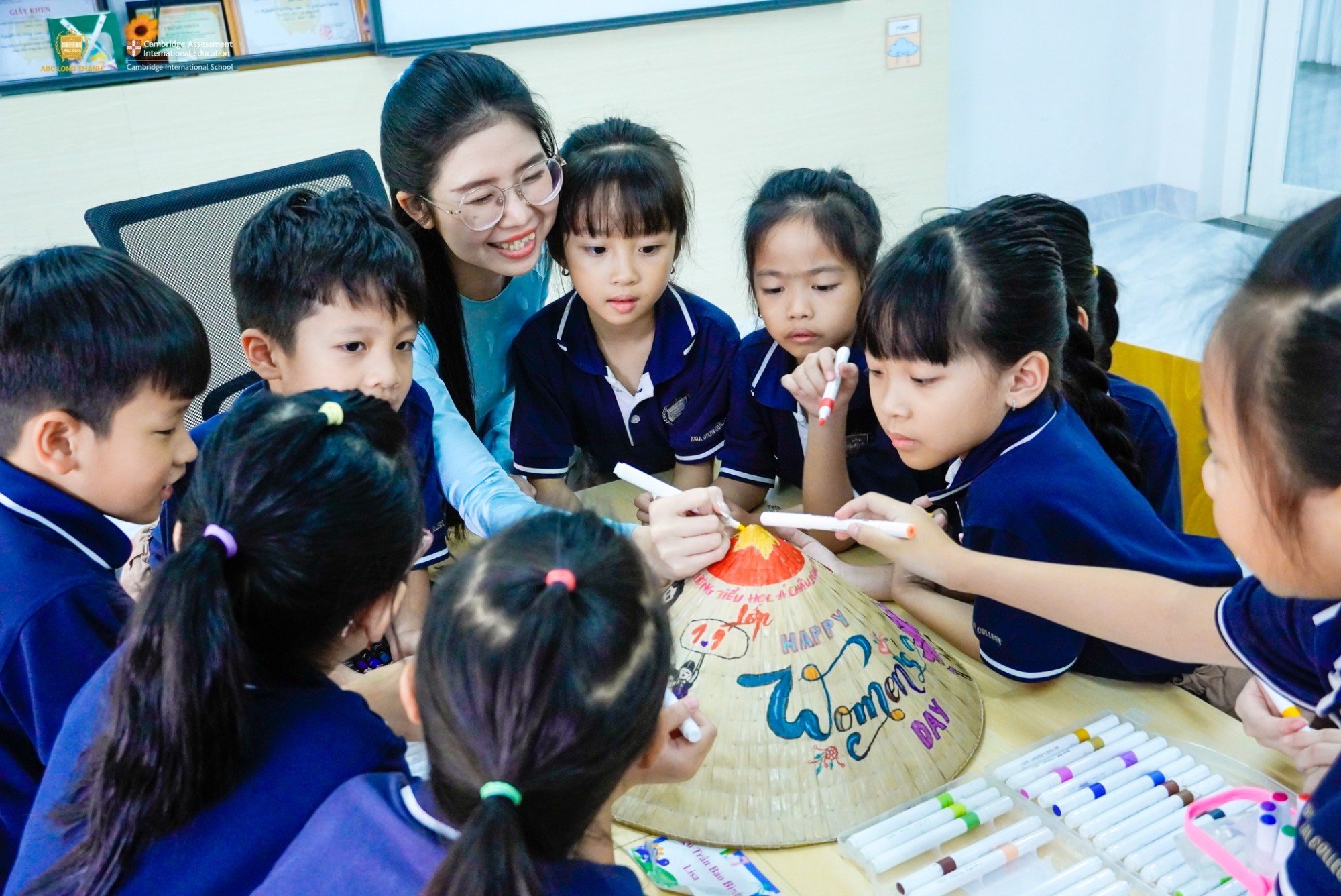 CHIẾC NÓN LÁ ĐƯỢC THỔI HỒN BẰNG NHỮNG YÊU THƯƠNG TẠI TRƯỜNG Á CHÂU LONG THÀNH