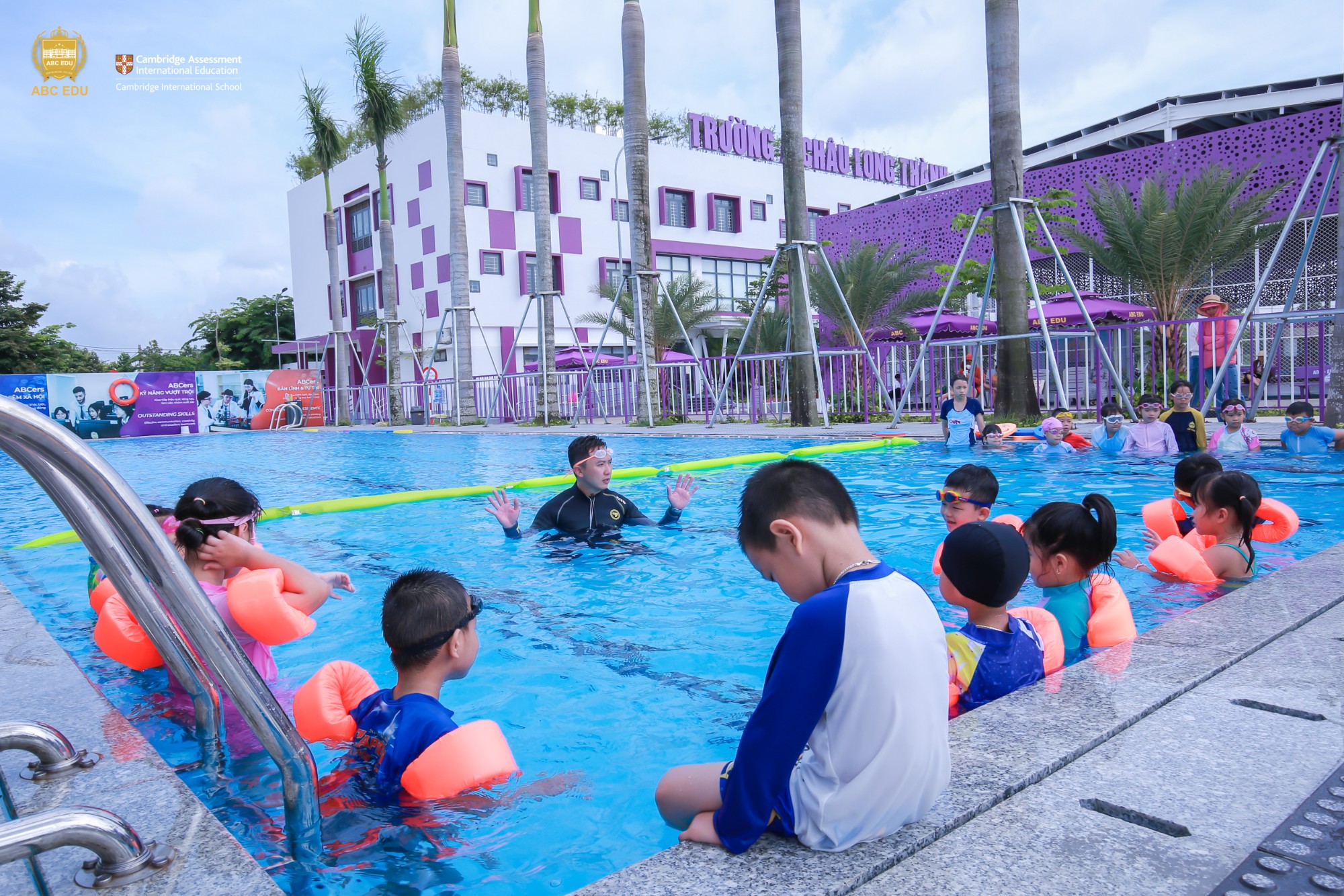 BUỔI HỌC BƠI ĐẦU TIÊN TẠI TRƯỜNG Á CHÂU LONG THÀNH – TRẢI NGHIỆM MÙA HÈ ĐẦY NĂNG LƯỢNG