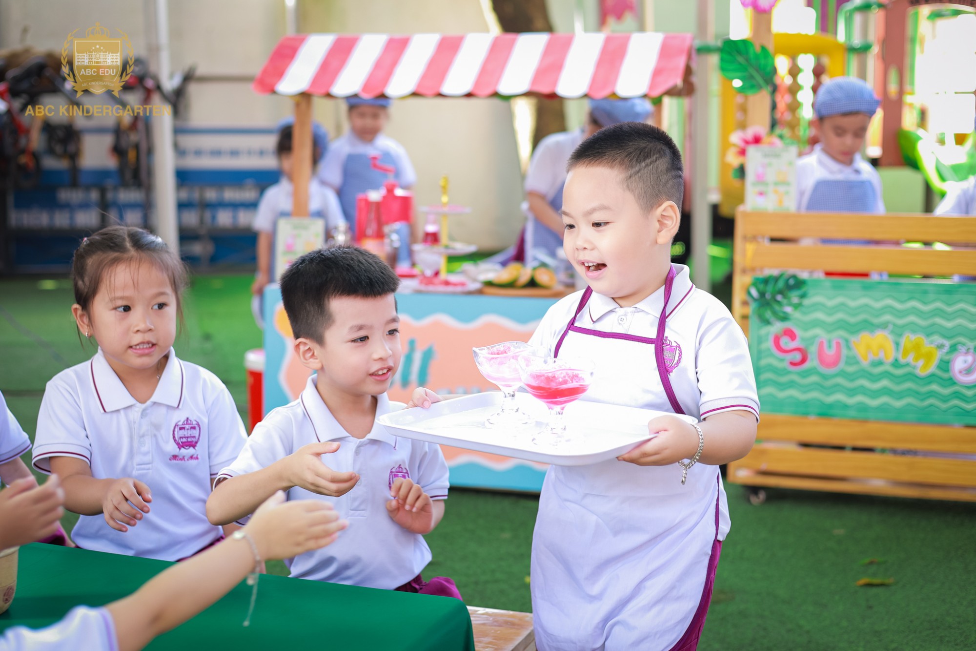 Mùa Hè Rực Rỡ Tại Trường Mầm Non Á Châu – Bé Tự Tay Pha Chế Nước Ép Trái Cây Tươi Mát