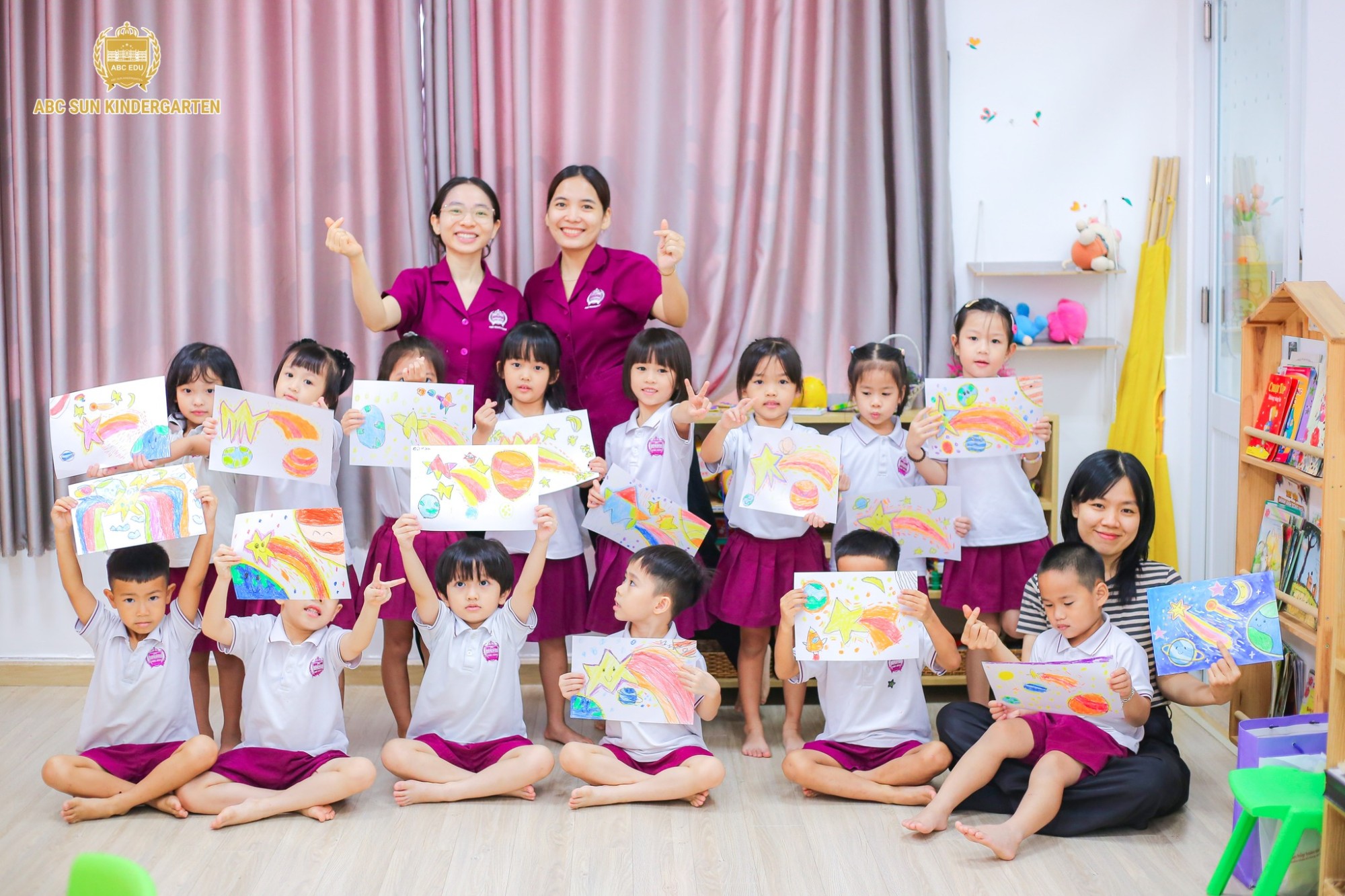 Cùng Bé Khám Phá Bầu Trời Đêm Qua Giờ Học Mỹ Thuật