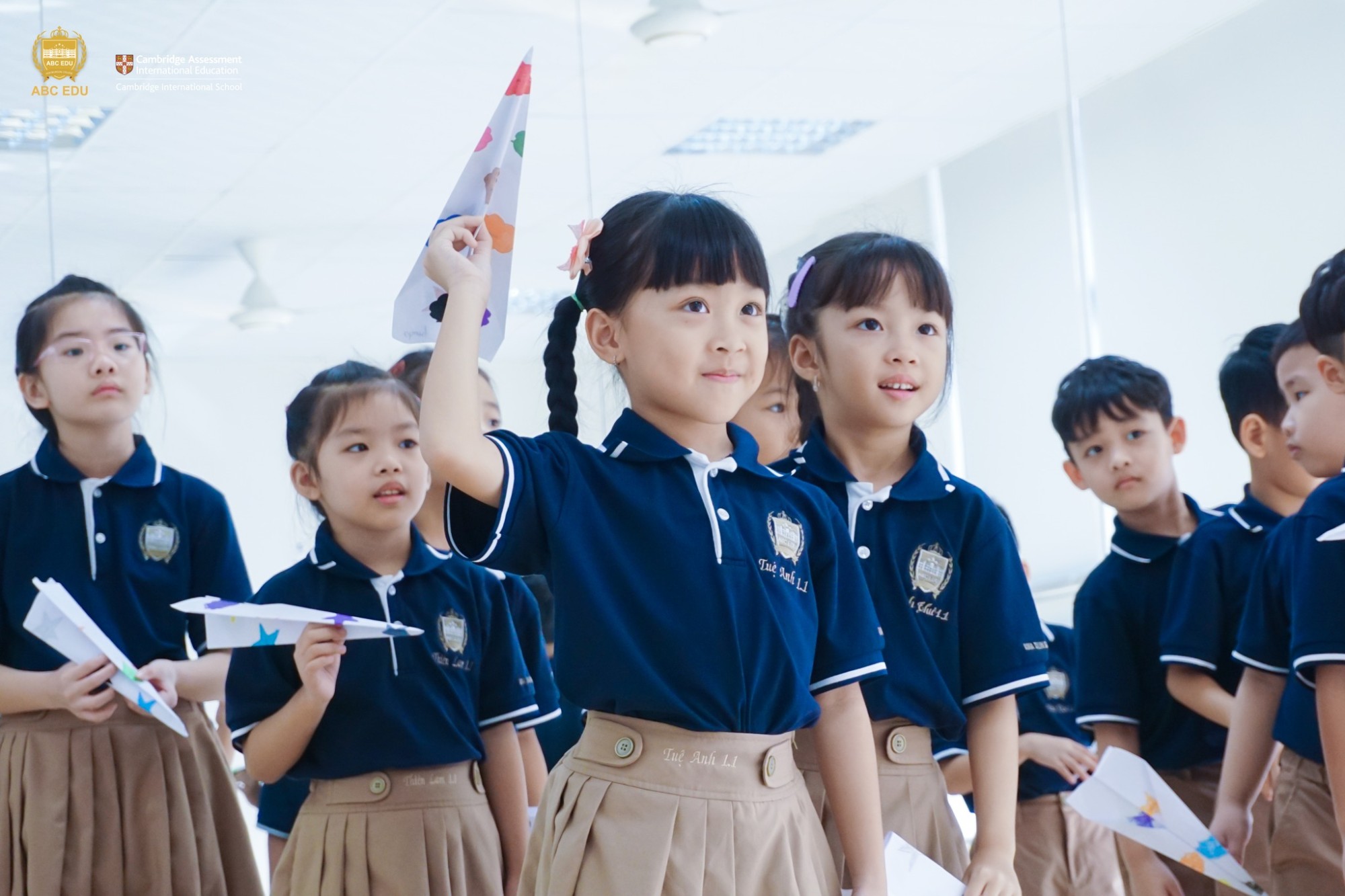 THỬ THÁCH MÁY BAY GIẤY – PAPER PLANE CHALLENGE TẠI TRƯỜNG Á CHÂU LONG THÀNH