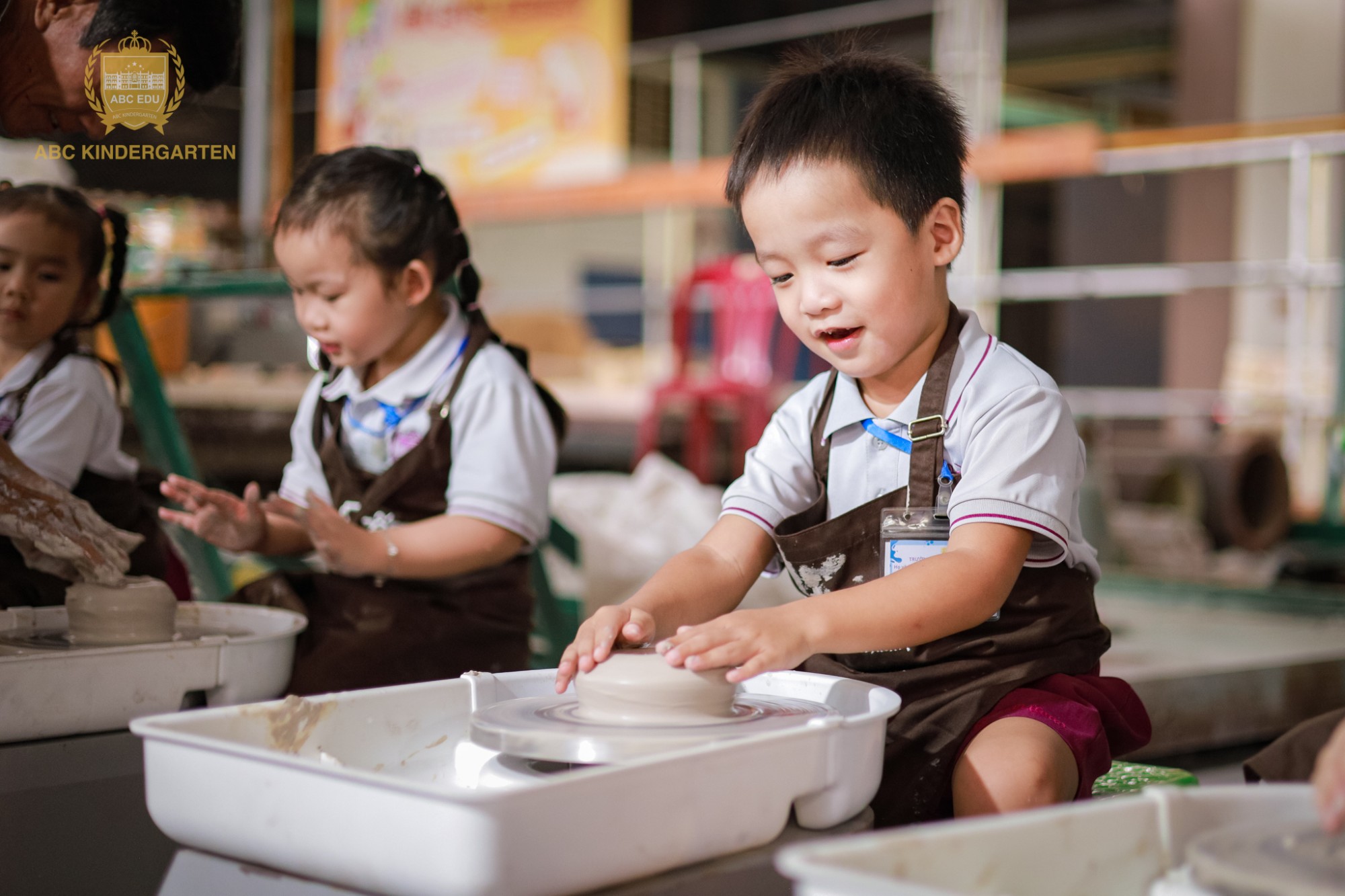 Khám Phá Làng Gốm Truyền Thống: Hành Trình Trải Nghiệm Của Bé Khối Chồi Mầm non Á Châu