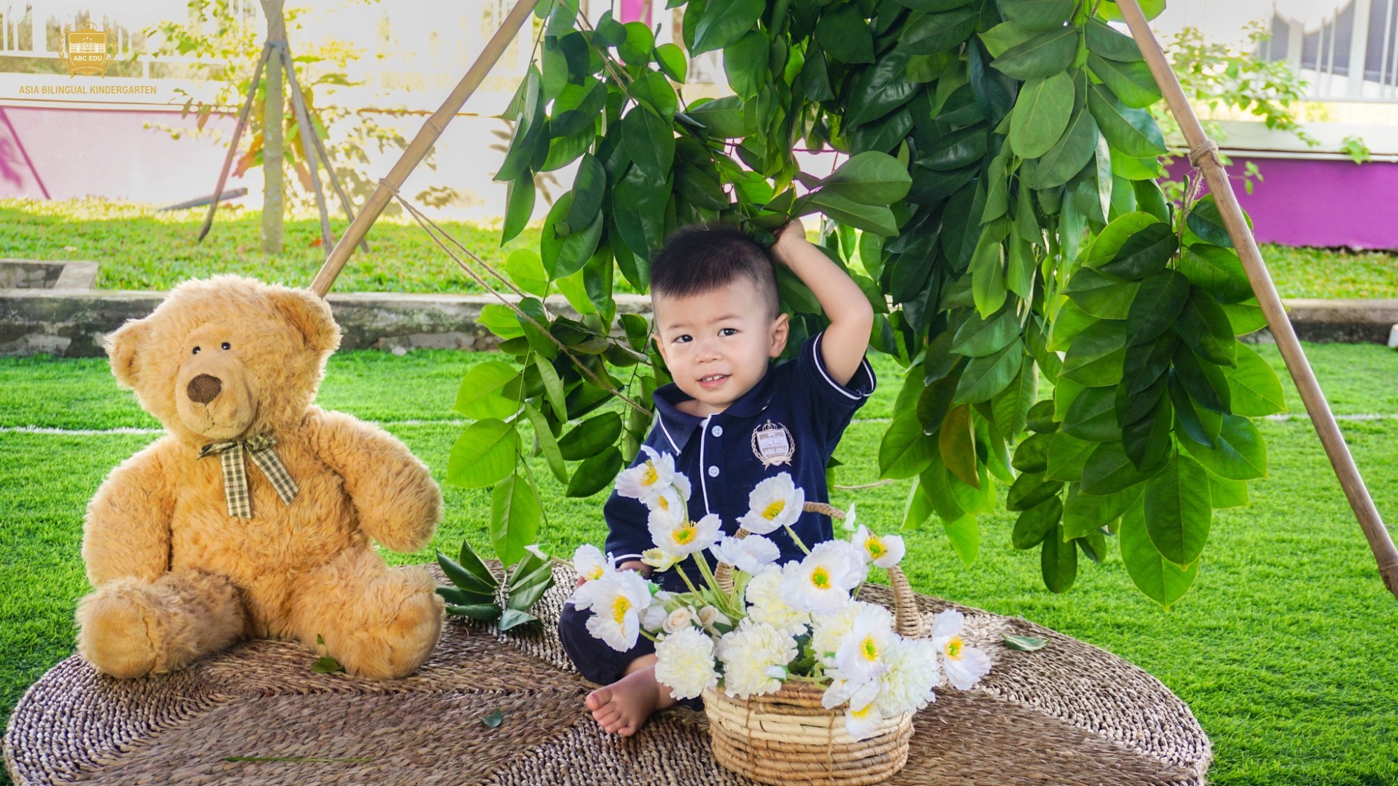 HOẠT ĐỘNG NGOÀI TRỜI  “NGÔI NHÀ YÊU THƯƠNG” TỪ NHỮNG CHIẾC LÁ XANH